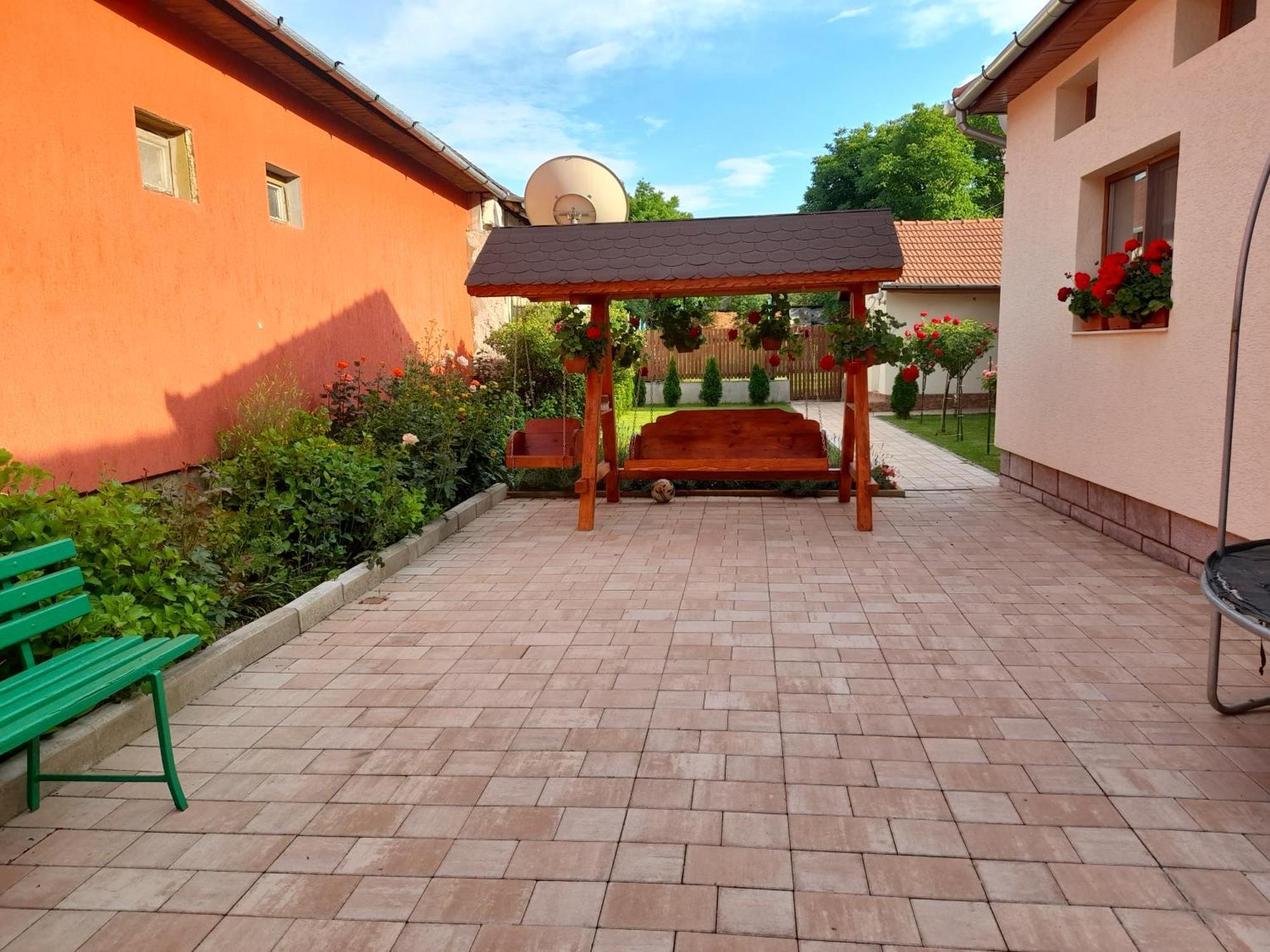 Casa Miki Hotel Hateg Exterior photo